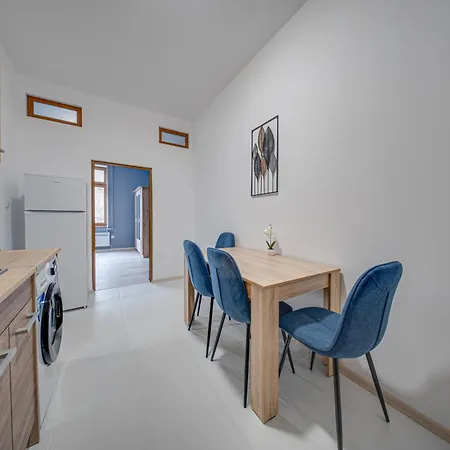 Vega - Metro Apartmán *